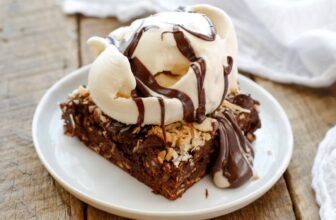 Simple Scorching Fudge Sauce – Barefeet within the Kitchen